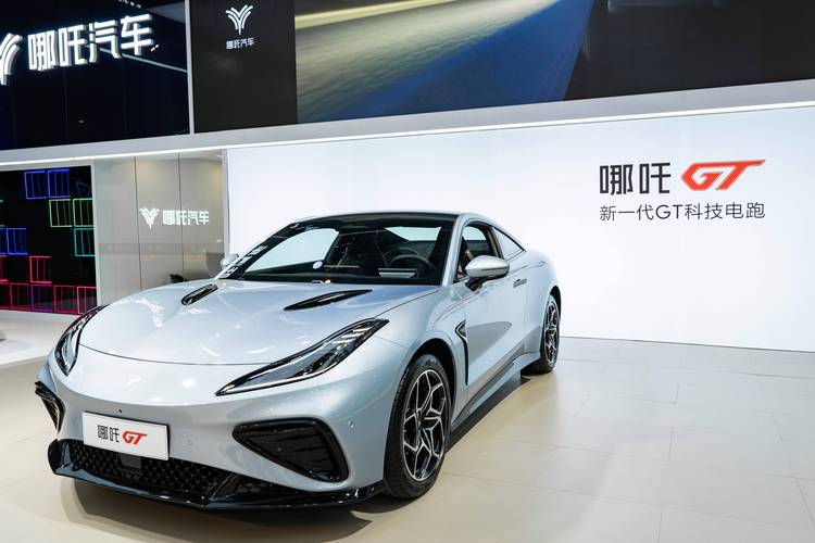 深圳16哪吒汽车在智能汽车领域的表现，领途汽车在新能源汽车市场中的影响力